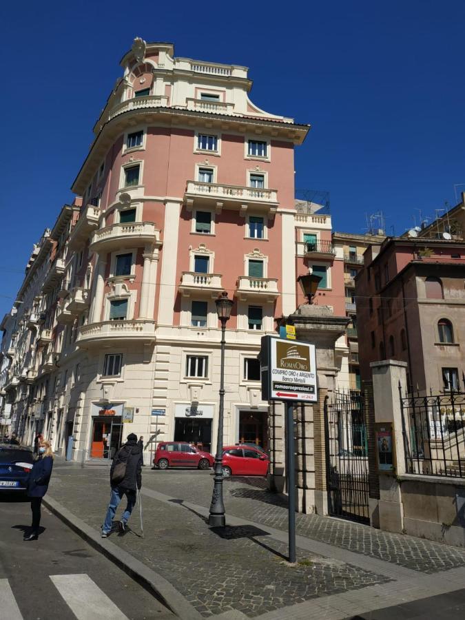 Around The Corner Colosseo B&B Roma Eksteriør bilde